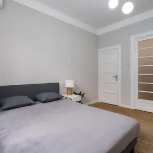 https://apt-exquisite-art-deco-2br-prime-location.bucharesthotelsnow.com